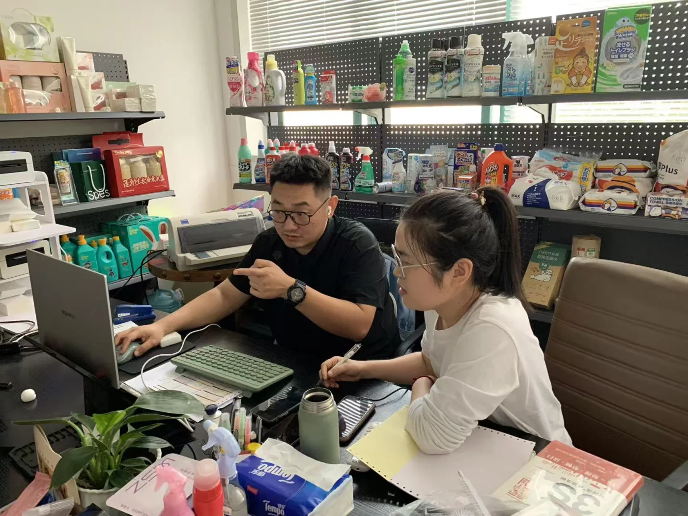 鹏胜国际工作人员进行产品整理与订单处理